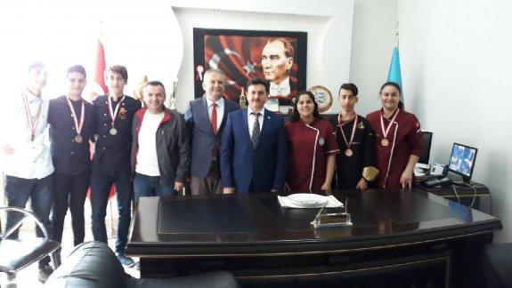 Türkiye Genelinde Yapılan Yemek Yarışmasında İlçemiz Uluçınar Mesleki ve Teknik Anadolu Lisesi Ödül alan Öğrenciler İlçe Milli Eğitim Müdürümüz Sayın Ramazan DÖNMEZ´i Ziyaret Ettiler