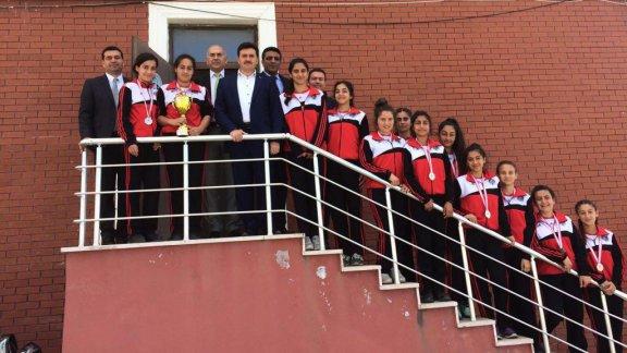 Hatay İl İkincisi olan Hacıahmetli Muazzez-İsmail Çam Ortaokulu Yıldız Kız Voleybol Takımı İlçe Milli Eğitim Müdürümüz Sayın Ramazan DÖNMEZ´i Ziyaret Ettiler