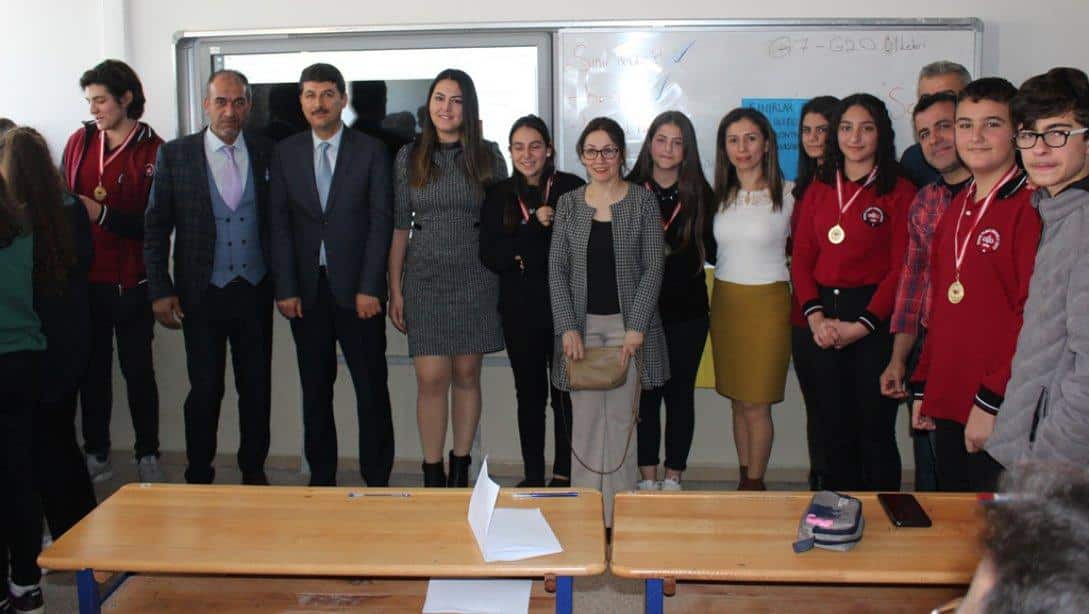 Müdürümüz Ahmet YANMAZ Nuran Yılmaz Anadolu Lisesinde yapılan  sınıflar arası münazara etkinliğine katıldı.