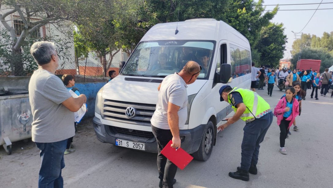 Arsuz İlçe Jandarma Trafik Ekipleri ve Müdürlüğümüzün iş birliğiyle okul servis araçlarının denetimi gerçekleştirildi.